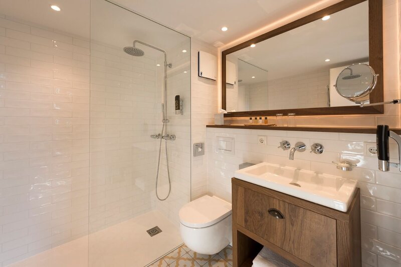 Badezimmer eines Zimmers im LOEV Hotel.