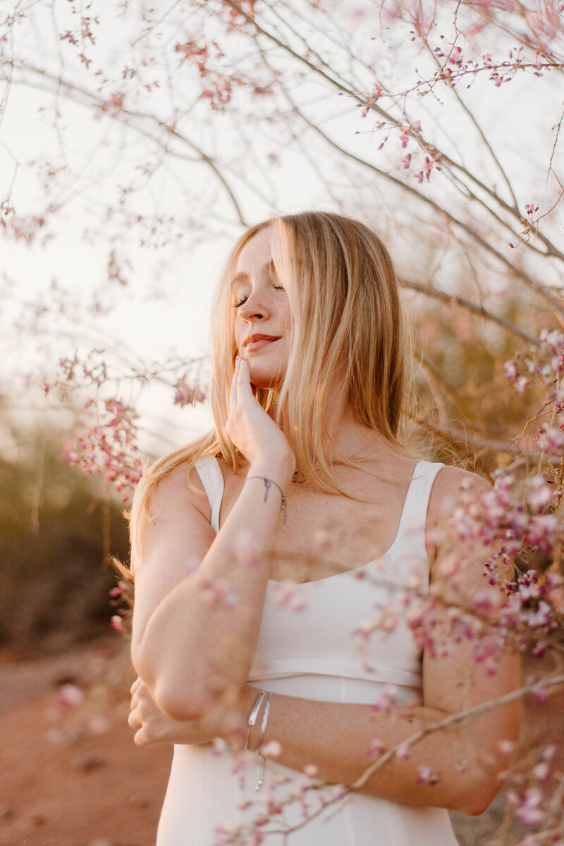 Senior photo at papago park with flowers