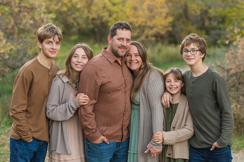 2024 krystal-moore-photography-moose-jaw-family-photos-with-bridge-27