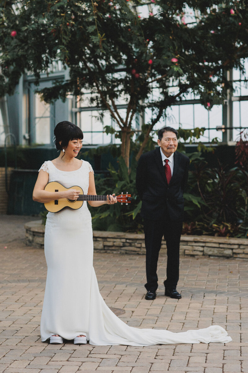 16-Garfield-Park-Conservatory-Wedding-bride-ukelele