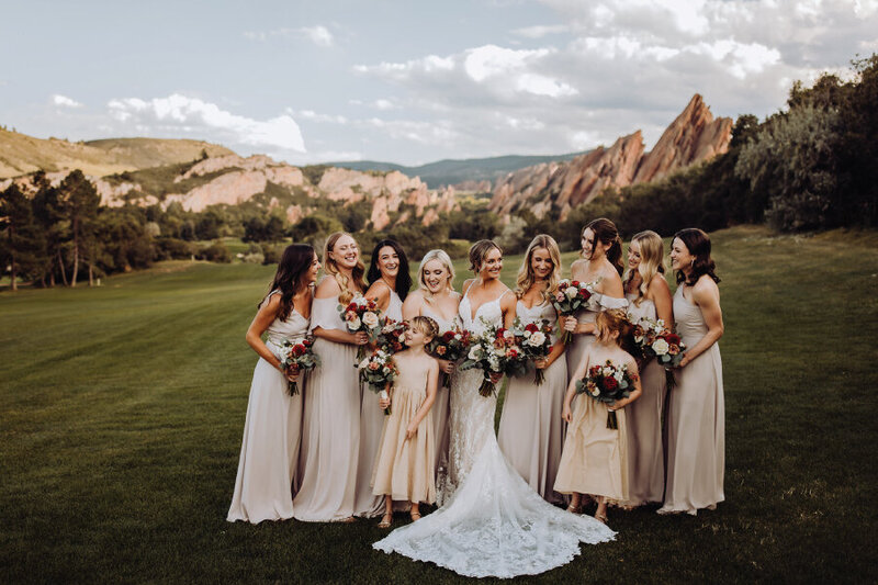 bride-with-bridesmaids-mountain