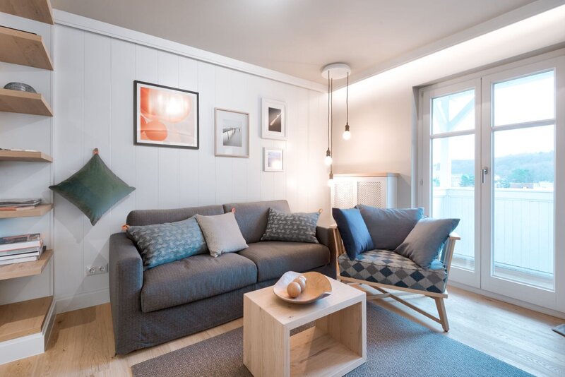 Wohnbereich mit Sofa und Sitzgelegenheit in einer Juniorsuite.