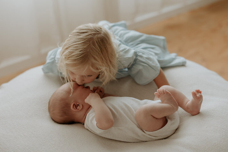 sibbling-with-newborn