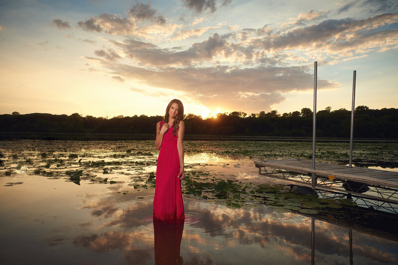 senior pictures in lake sunset