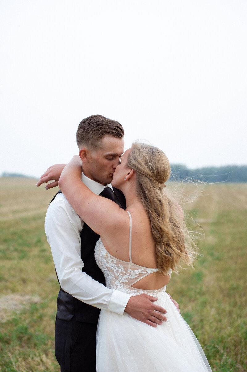 We offer timeless and elegant wedding photography all throughout Saskatchewan
