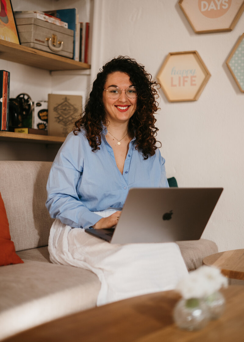 Alexiane est souriante pendant qu'elle travaille sur son ordinateur