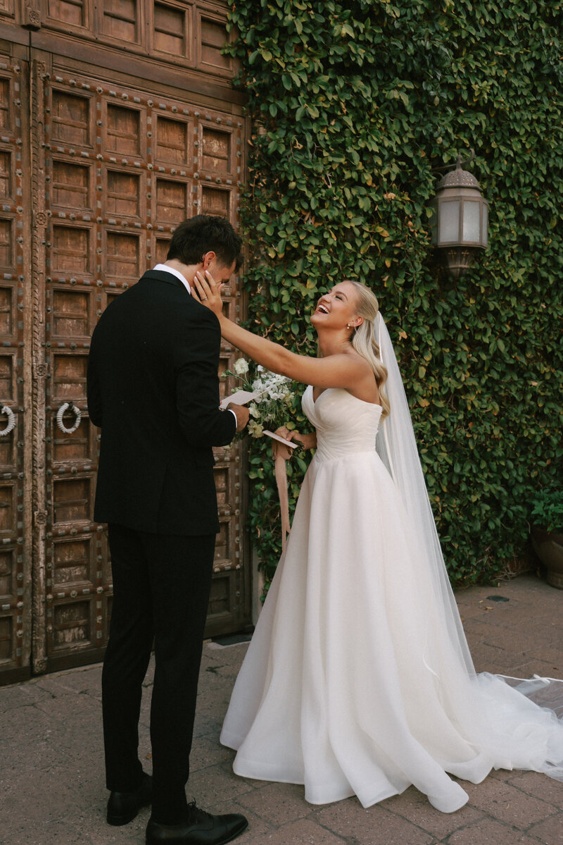 couple kissing at phoenix wedding