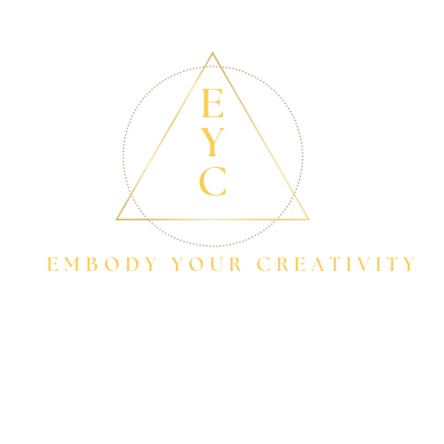 Logo von Marie-Theres Schwinns Programm 'Embody your Creativity': Dunkelroter Hintergrund mit goldgelbem, gestricheltem Kreis und Dreieck. Im Dreieck steht das Kürzel EYC.