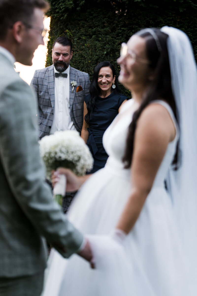 Brauteltern sind sehr emotional beim first look  vor der Hochzeit in Straubing
