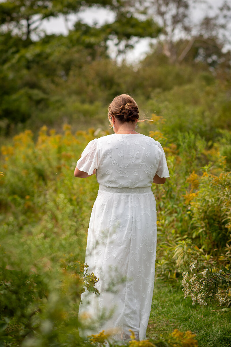 maine-bride-in-field