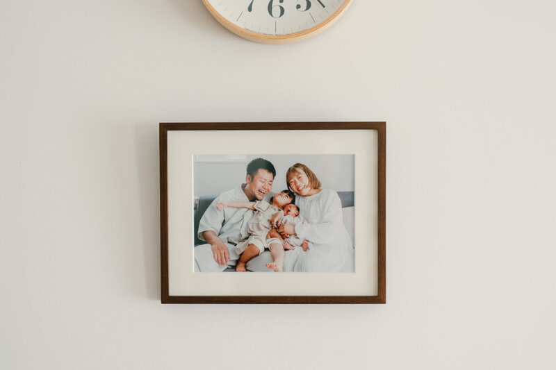 額装された額装された家族写真が壁に飾られている様子壁に飾られている様子