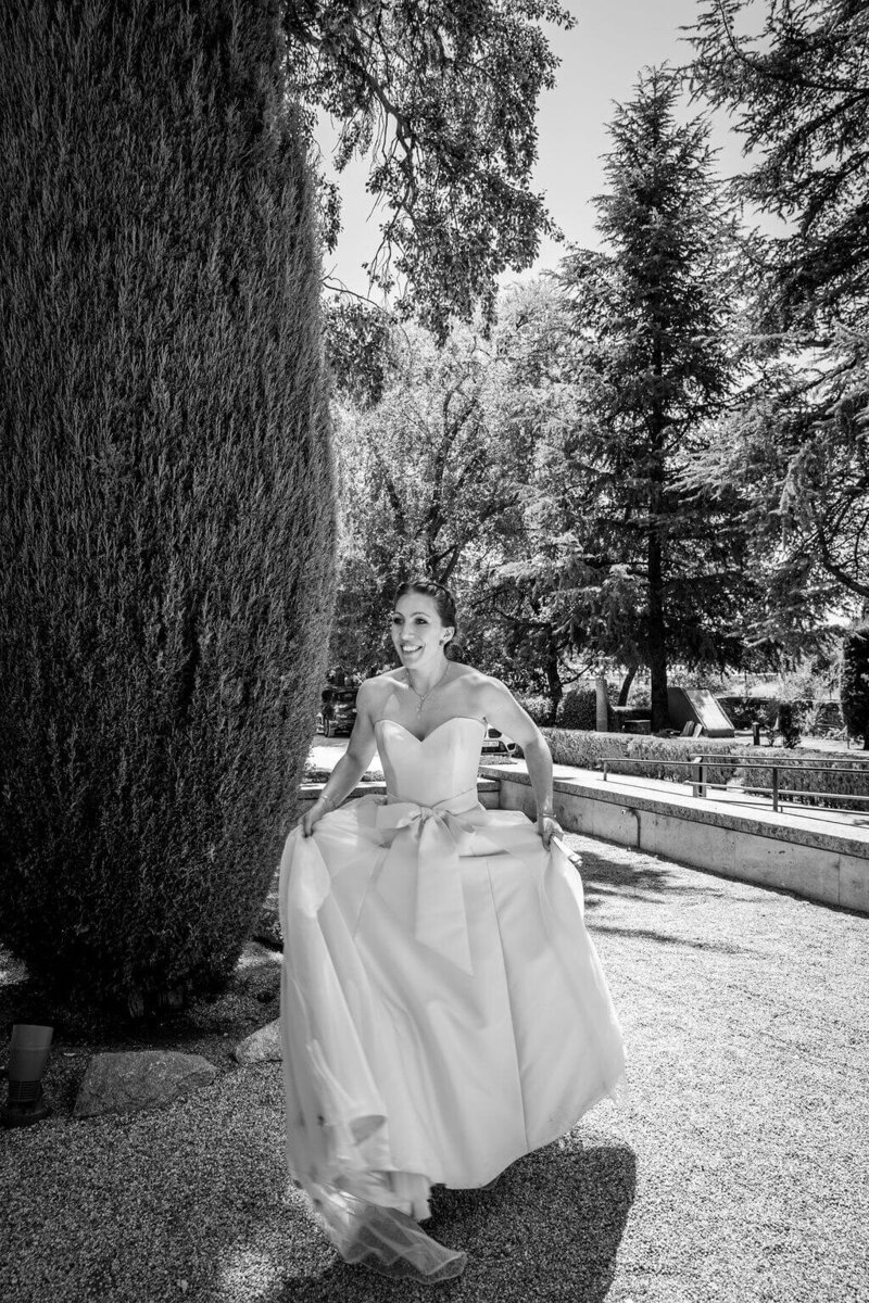 Bride hugging guest in sunhsine at Le Casa De Monico