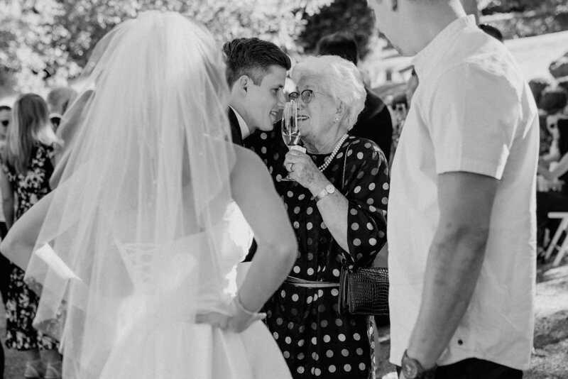 Stories by Jane_Hochzeitsfotograf_Hochzeitsfotos Schweiz_Hochzeitsshooting_natürliche Hochzeitsfotos_Professionelle Hochzeitsfotos_Gasthaus Schupfen_Freie Trauung_Septemberhochzeit37