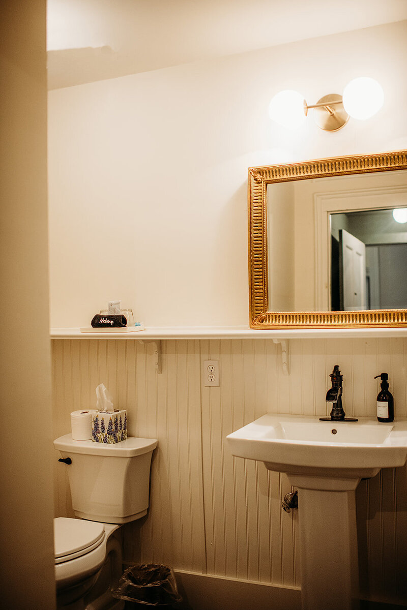 The Colorado Bath with pedestal sink