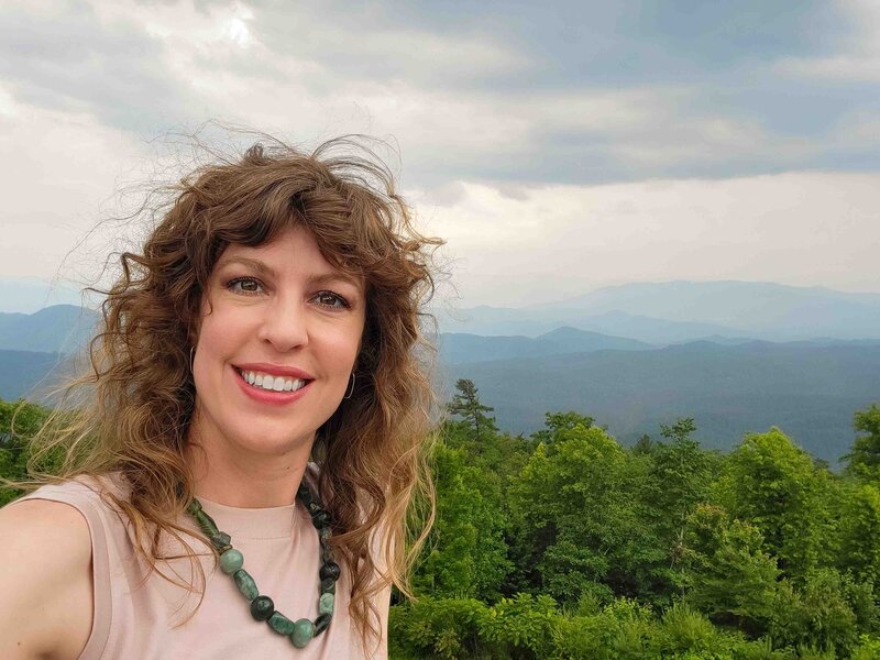 Award-winning luxury travel expert Stephanie Dosch with the Great Smoky Mountains in the background ©Stephanie Dosch | theViatrix Bespoke Travel Guide