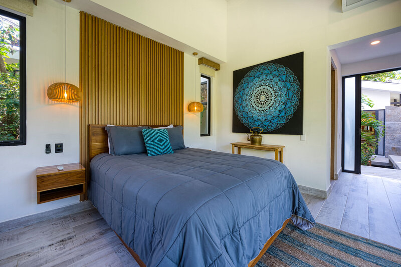 Luxury Queen suites - Queen bed private bathroom - deck -- Synergy (47)