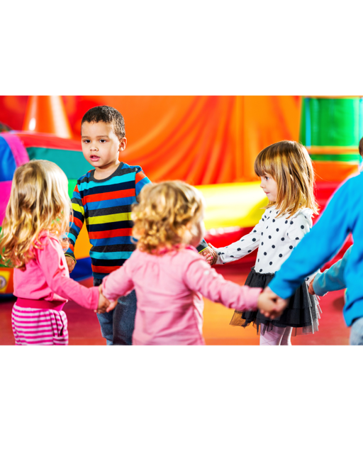 danse-enfants-groupe-se-tenir-la-main-ronde
