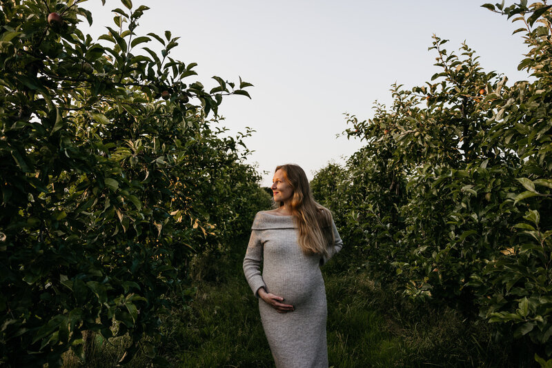 WEB - Kelly & Jonathan - Zwangerschapshoot, gezinsfotograaf, boomgaard, rhoon, buytenhof | Samantha Bosdijk Photography-79