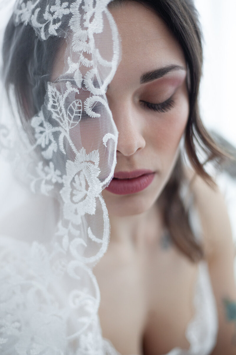Scatto fine art bridal boudoir con luce naturale e styling romantico