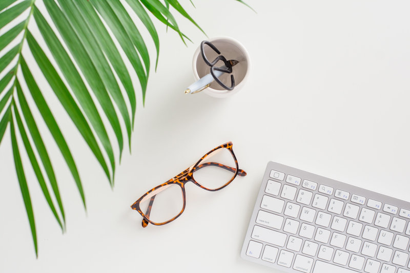 brier-breton.white-green-minimal-desk.web.01