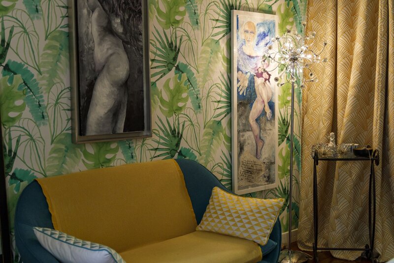cabinet de Stephanie Thiollay, canapé, tableaux et tapisserie