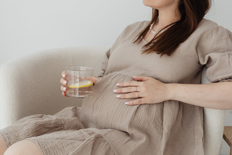 kaboompics_pregnant-woman-drinks-water-with-lemon-26762