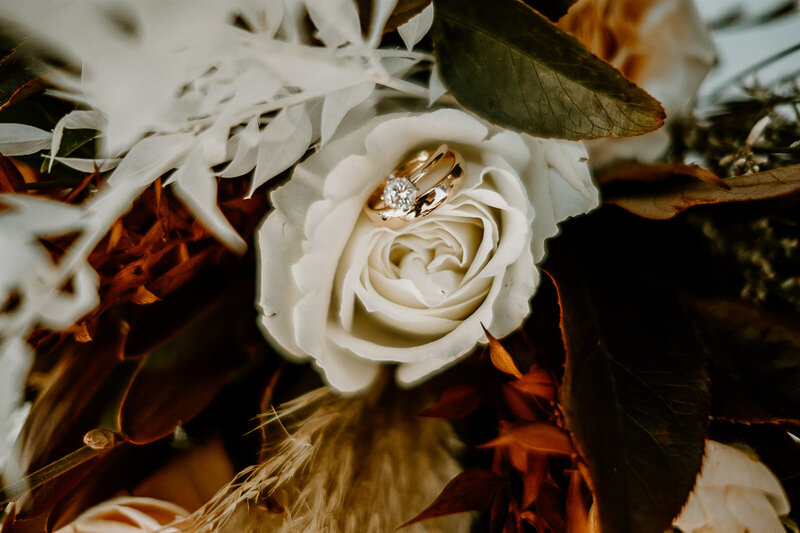 flower arrangement with rings on the rose