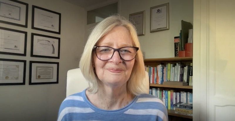 Hypnotherapist and Confidence Coach Laurie Harvey. How to increase your confidence and self-esteem for midlife women transformative online course - Your Next Step Forward