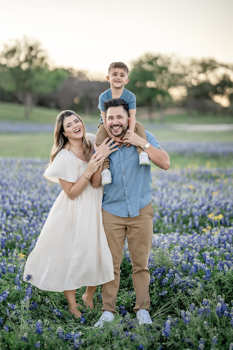 family_pictures_in_field_of_flowers_11