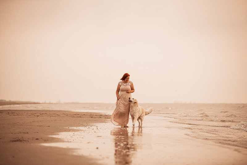 Een fotoshoot met je Golden Retriever aan zee waarbij jullie band wordt vastgelegd 