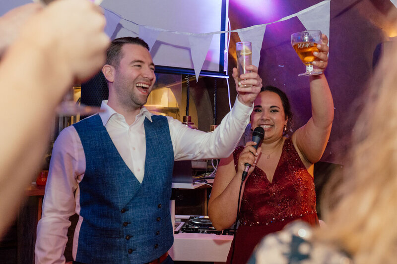 Proost van een bruidspaar tijden de opening van hun feest