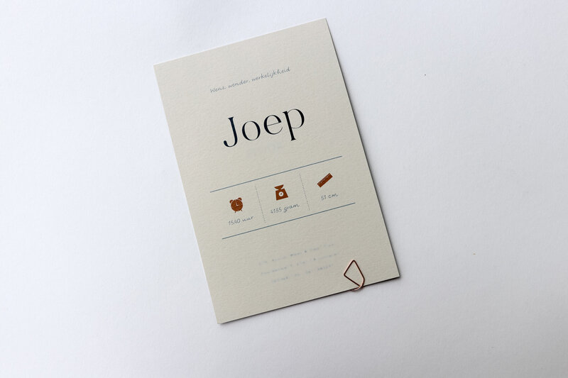 Donkerblauw-geboortekaartje-met-halfrond-label-en-koperfolie-Joep-12