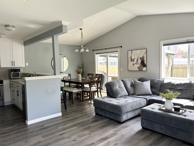 occupied-home-staging-marysville-great-room-modernmollusk-2