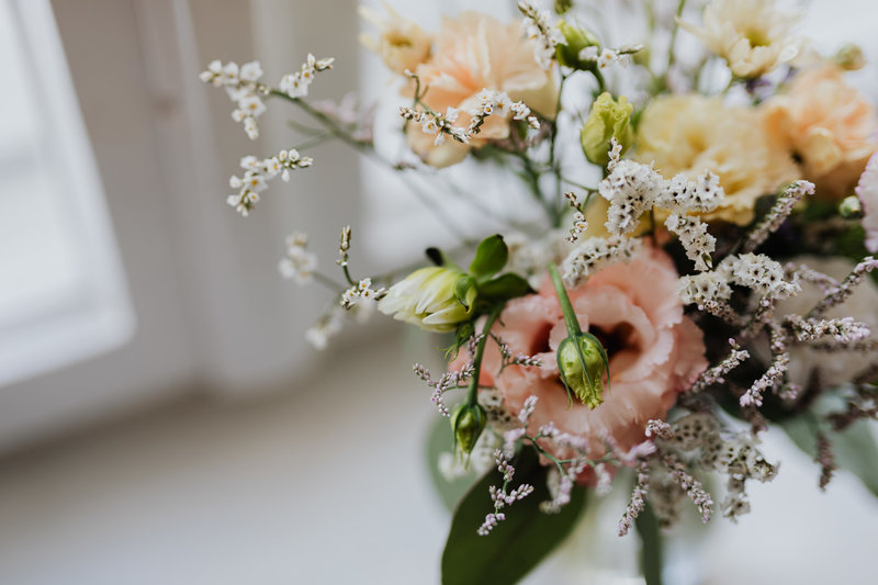 kaboompics_a-small-pastel-bouquet-in-a-glass-vase-13726