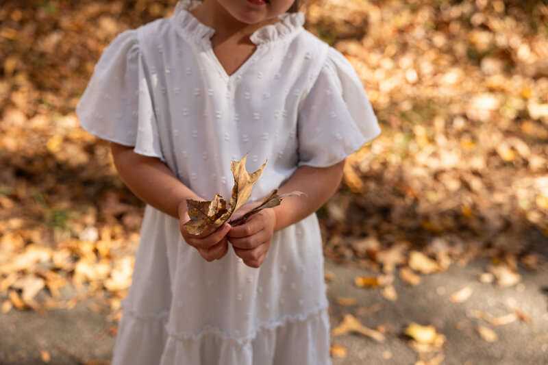 LightCreative_202411_FredericAranya_RaleighFallMiniSession_MillBridgeNaturePark_RaleighFamilyPhotographer_003_blog