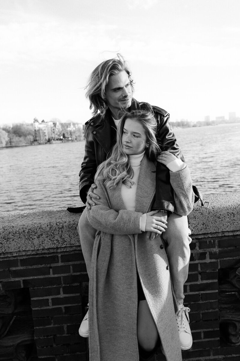 Modernes Couple Shooting an der Alster