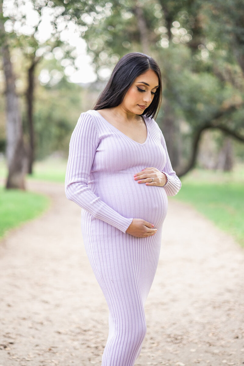 expecting-mama-loving-belly-photoshoot