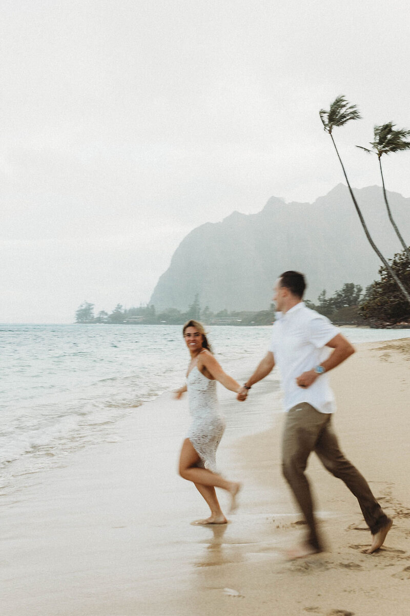 Couples photos on the beach in Oahu