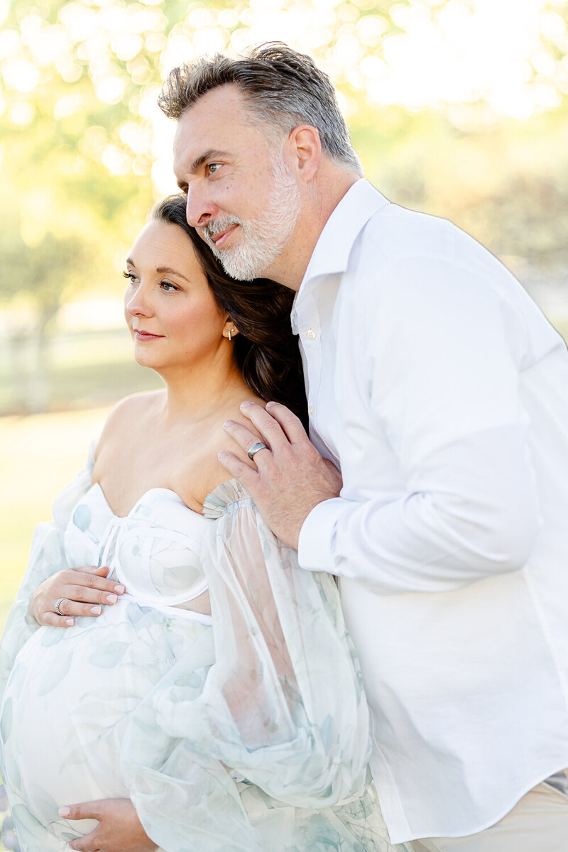 spring-maternity-couple-bluebonnet