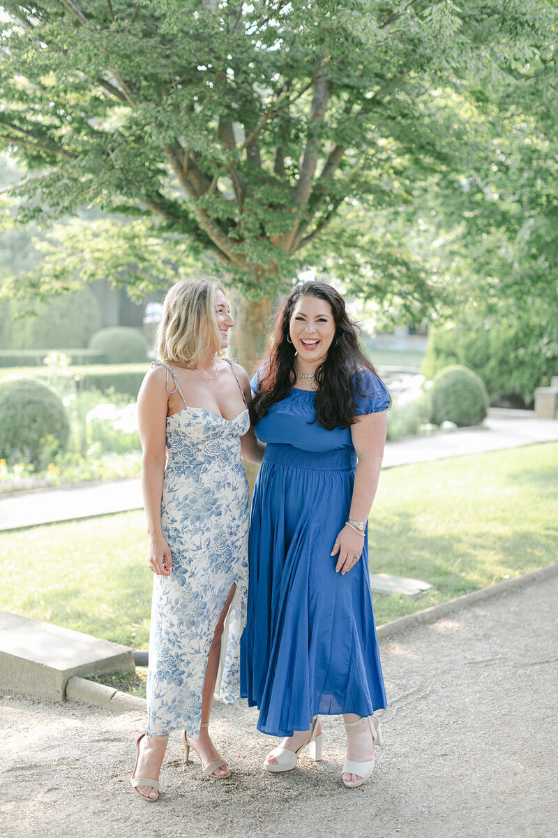 guests-blue-white-wedding