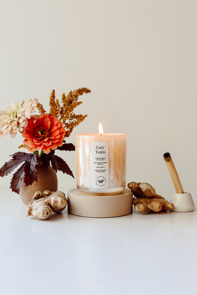 danielle-motif-cozy-town-candle-1
