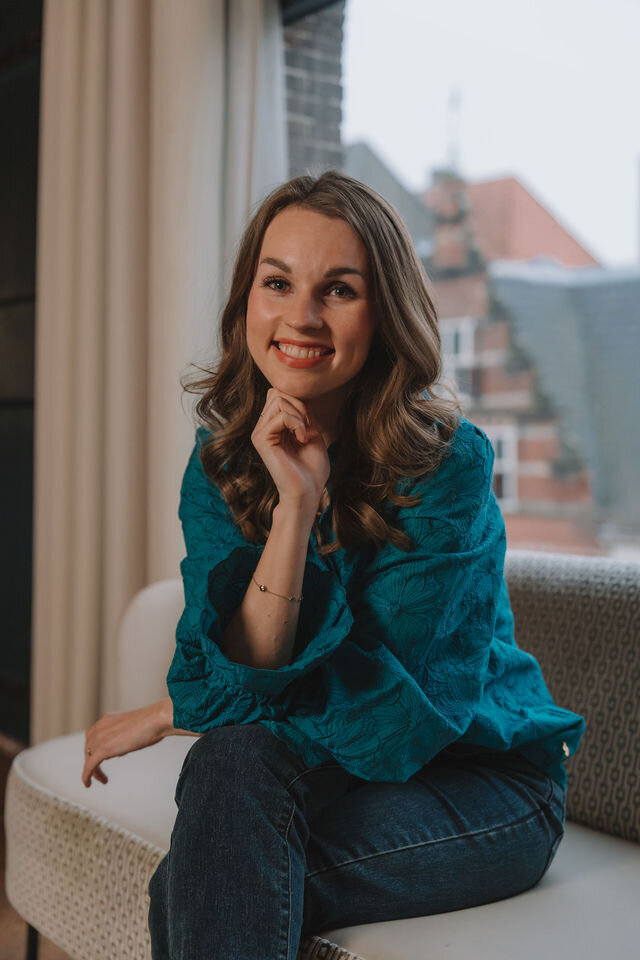 Portretfoto van Rianne, inspirator voor ambitieuze Virtual Assistants die een stap omhoog willen maken.
