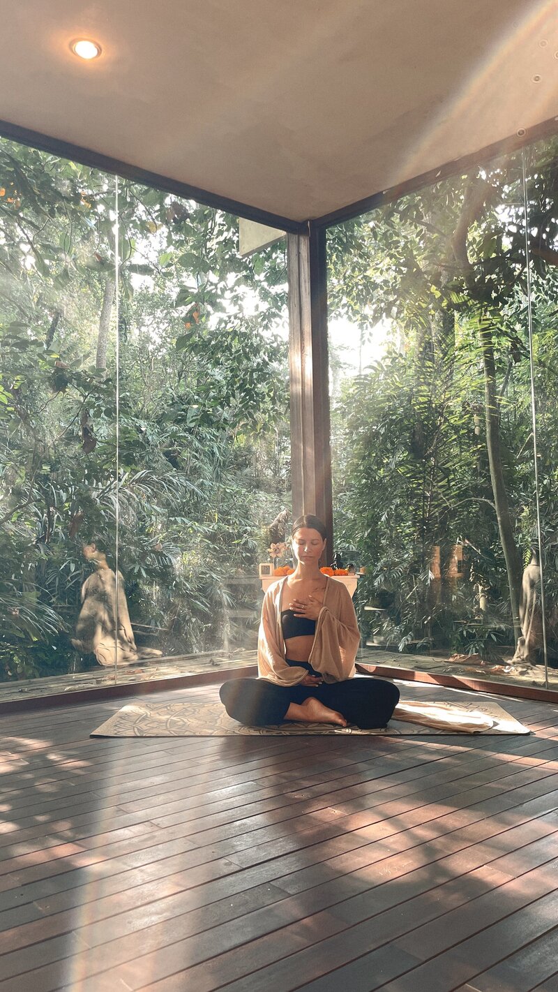 Dos personas hacen yoga en un ashram