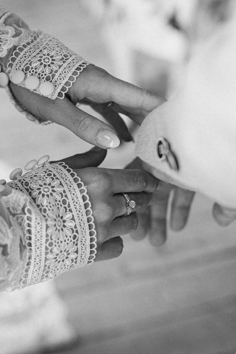 Photographie intime des mariés qui se touchent dans un moment tendre lors de leur mariage à Montréal