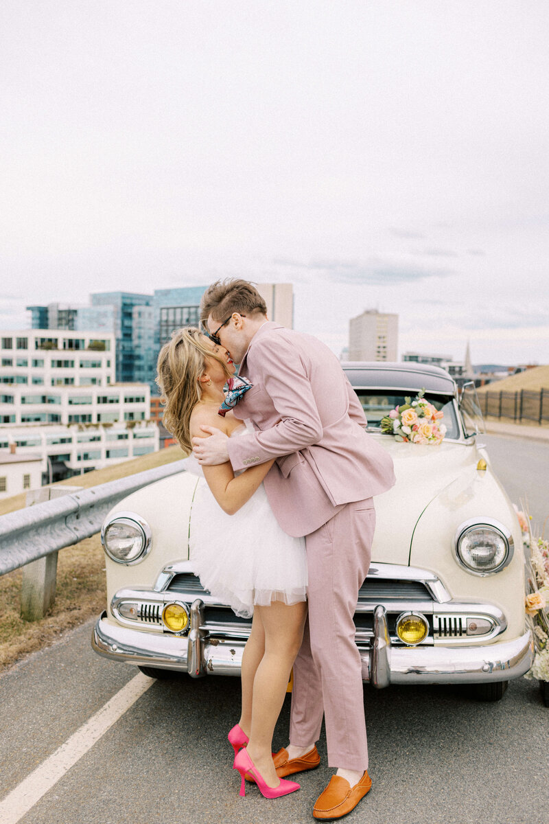 Bride-and-groom-in-Vegas-and-kiss