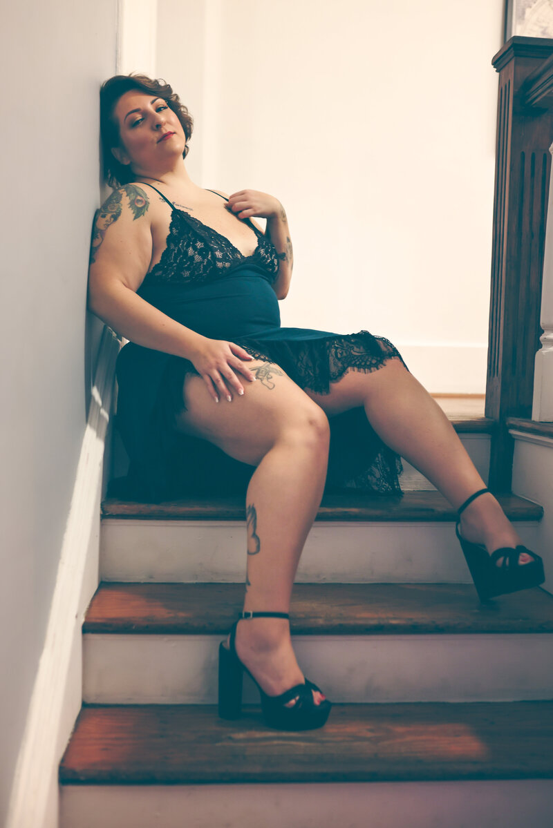 savannah-boudoir-40-over-40-portrait-on-stairs-01