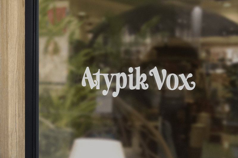 Maquette créée par Fenicia Studio pour l'identité visuelle d'une organisation proposant des ateliers de chants inclusifs. Elle représente la vitrine du lieu de rencontre de la chorale.