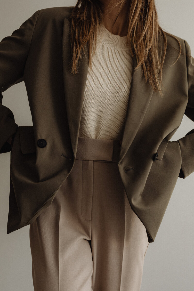 kaboompics_simplistic-sophistication-a-fashion-photoshoot-with-a-stunning-model-in-neutral-minimalist-outfits-30939