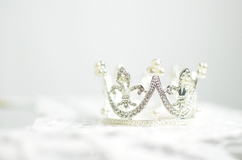ashton-mullins-j1HU-Oll7KI-unsplash - Crown image About Us page