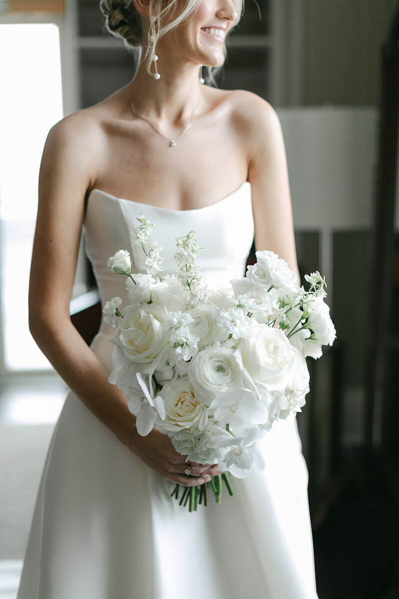 classic-white-bridal-bouquet
